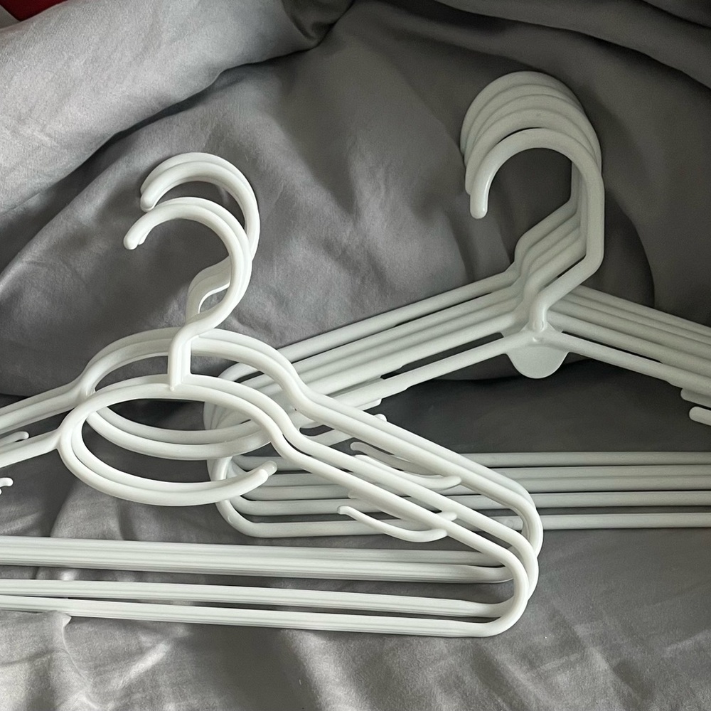 31 Blue&White Kids Plastic Hangers - Picture 3 of 3